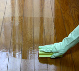 付属のスポンジで床に均一に塗り広げます。